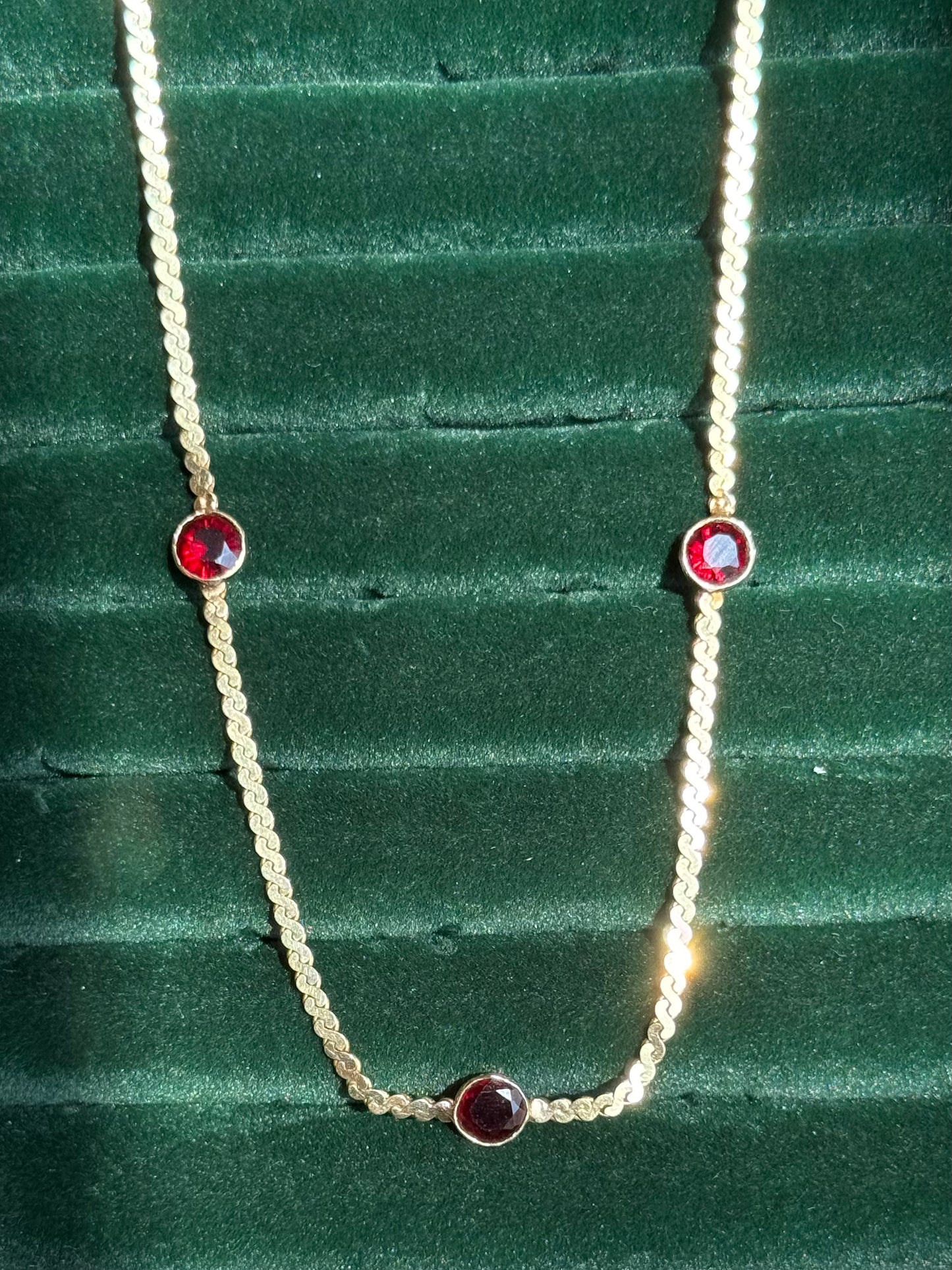 Lovely 14k Gold 3 Carat Bezel Set Round Garnet Serpentine Solid Collar Necklace 16"
