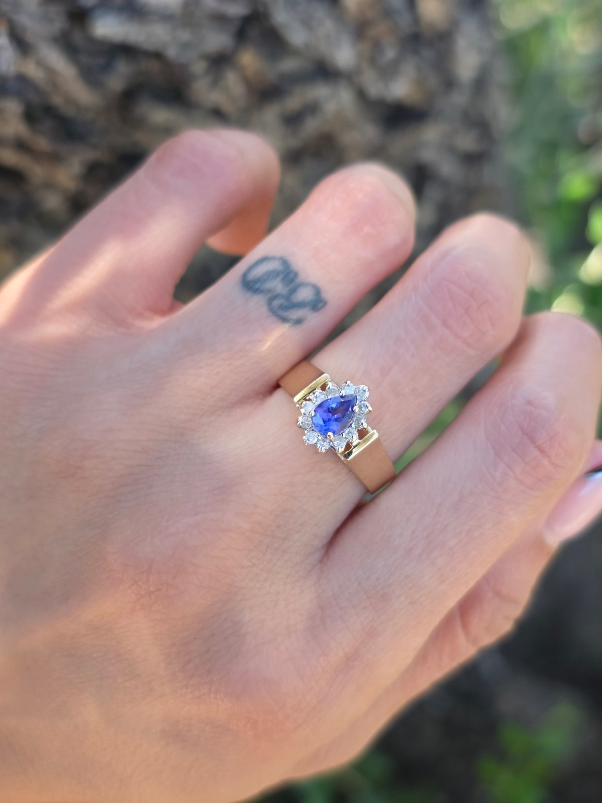 Beautiful 14k Gold Tanzanite and Diamond Halo Statement Ring Size 7