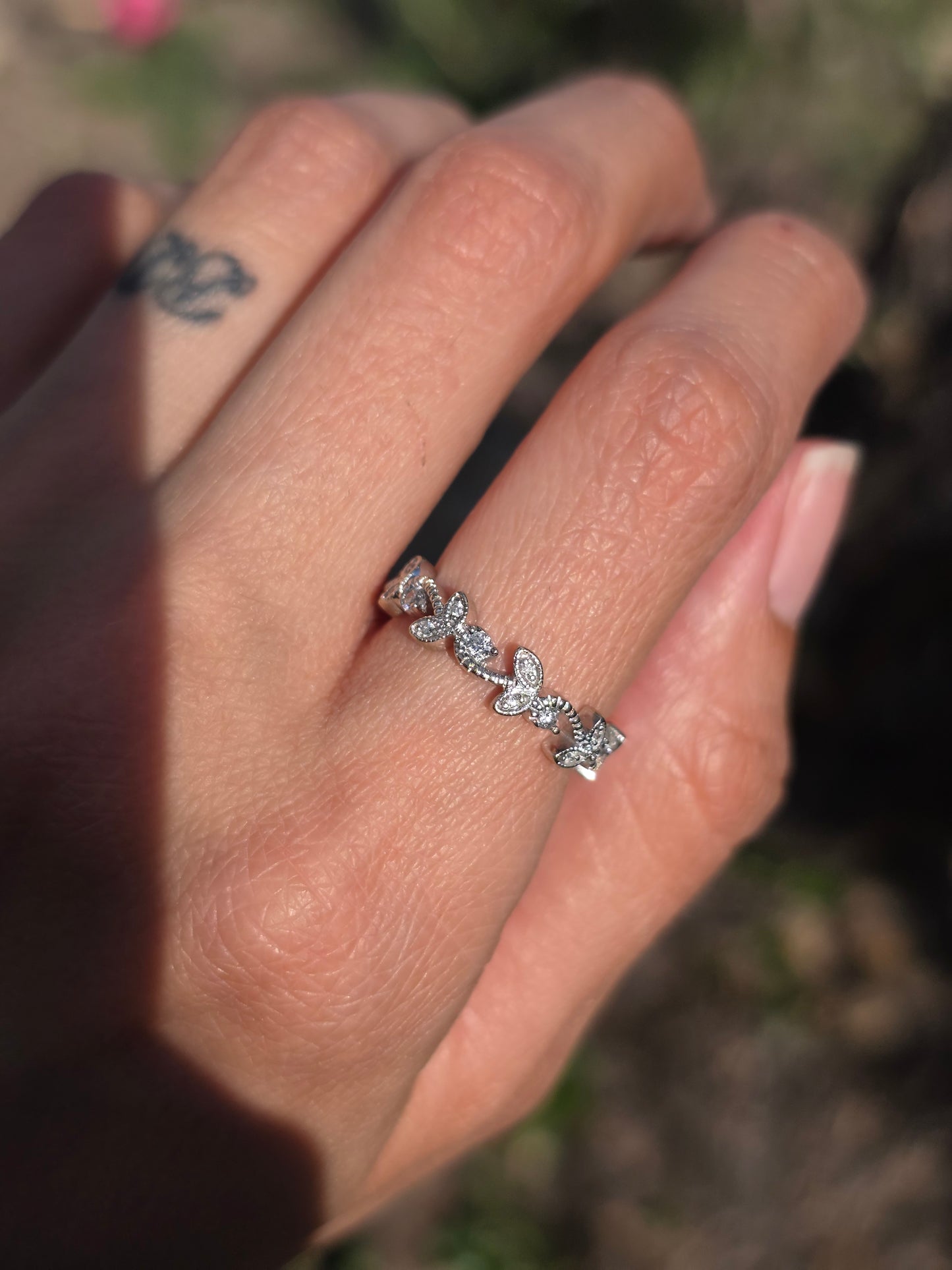 Beautiful Vintage 10k White Gold Diamond Leaf Motif Half Eternity Band Ring Size 5.5
