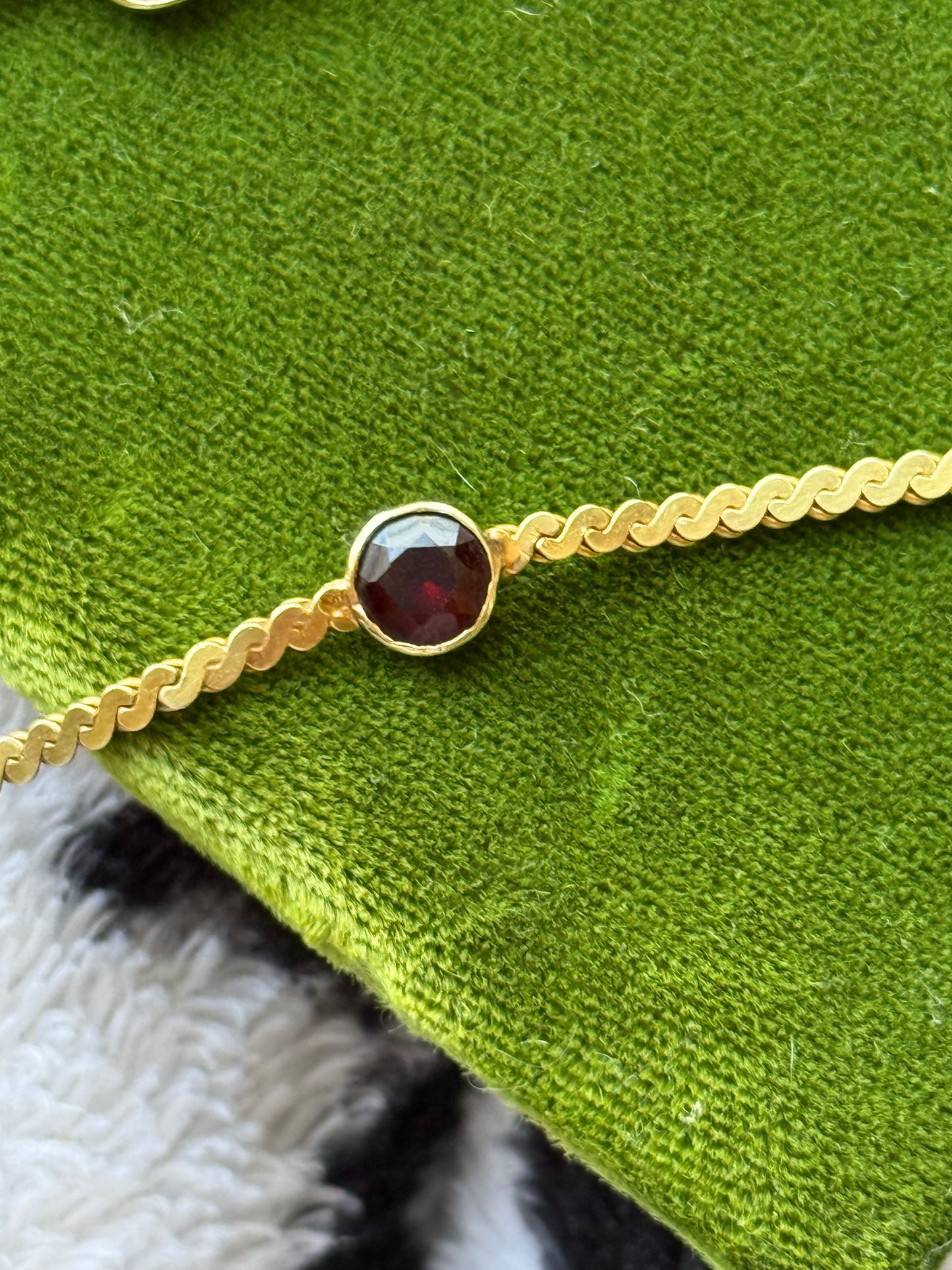 Lovely 14k Gold 3 Carat Bezel Set Round Garnet Serpentine Solid Collar Necklace 16"