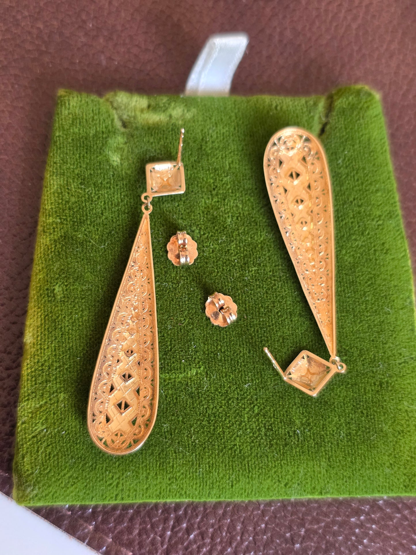 Beautiful 10K Gold Intricate Lace Filigree Elongated Teardrop Dangle Earrings