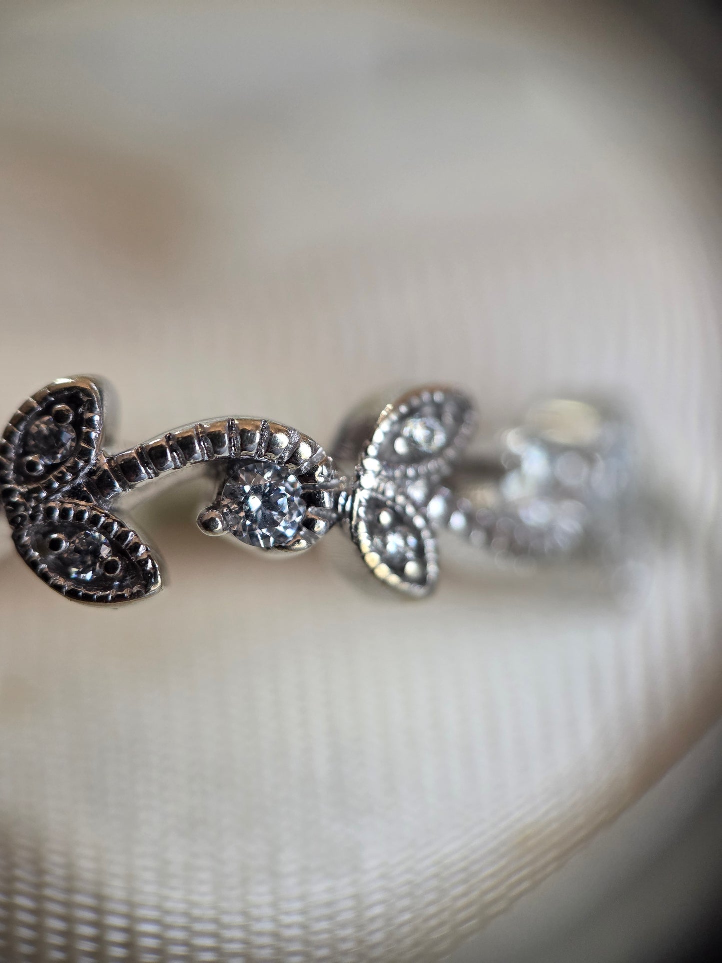 Beautiful Vintage 10k White Gold Diamond Leaf Motif Half Eternity Band Ring Size 5.5