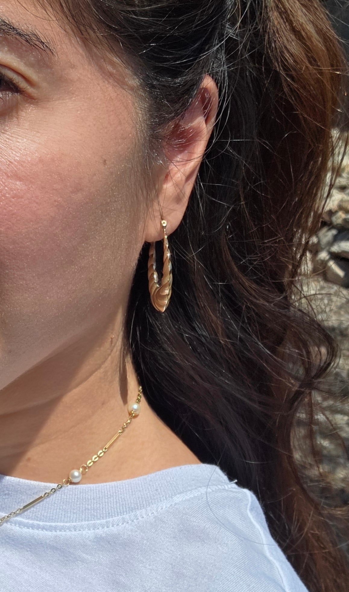 Pretty 10k Gold Hollow Shrimp / Croissant Elongated Oval Hoops Earrings