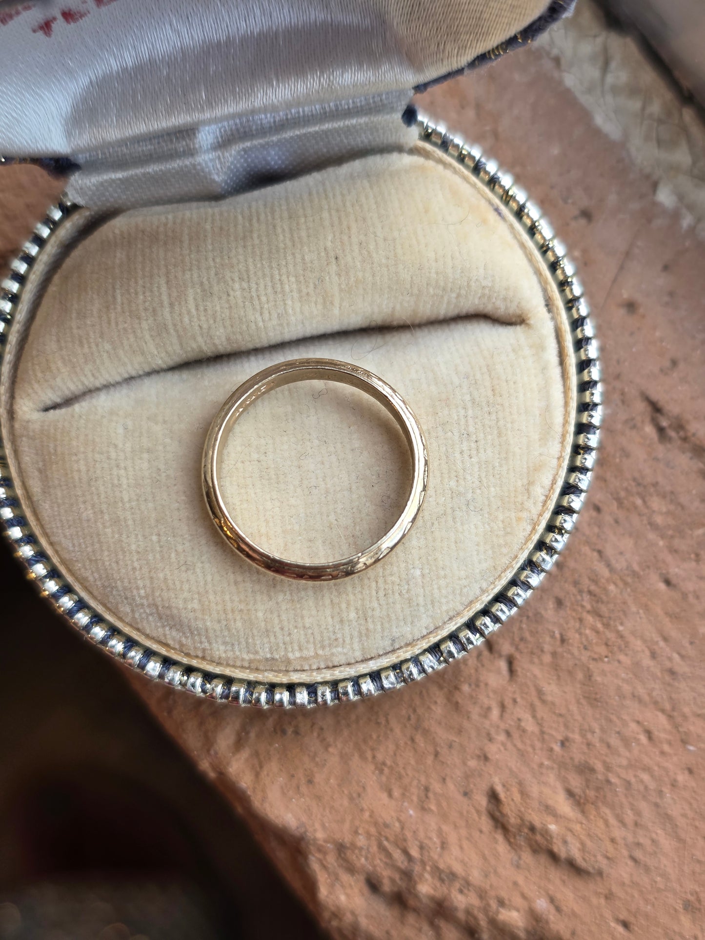 Vintage Etched Solid 14k Gold Band Ring Size 6