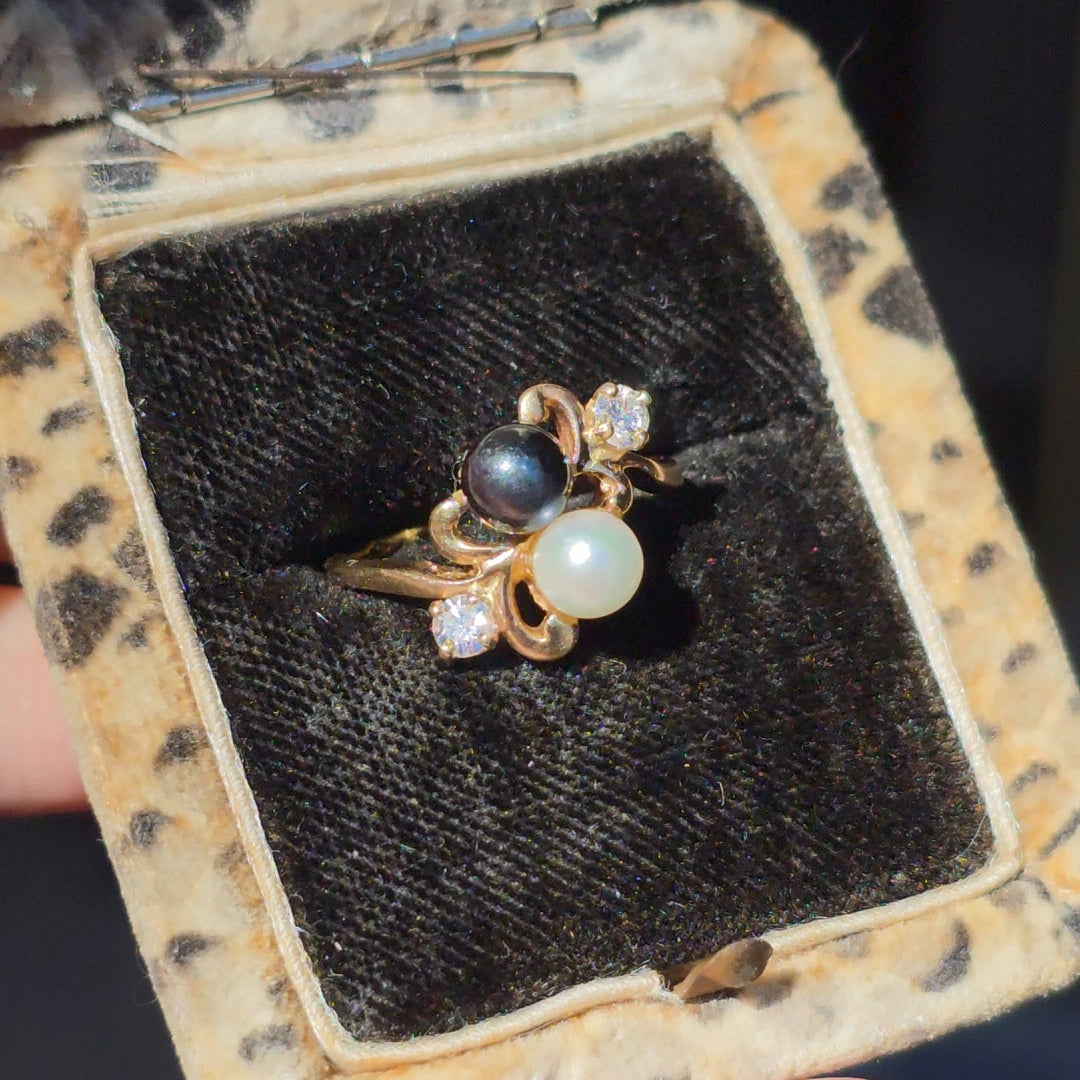 Pretty 10k Gold "YinYang" Black & White Pearl Diamond Ring Size 5