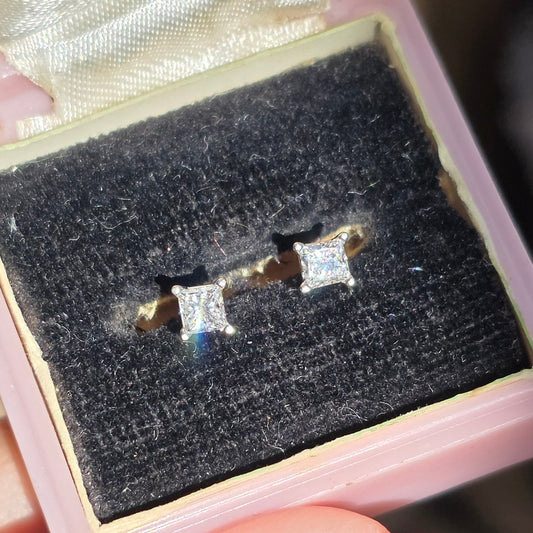 Beautiful Classic Princess Cut .26CTW Diamond Studs 18k White Gold Earrings