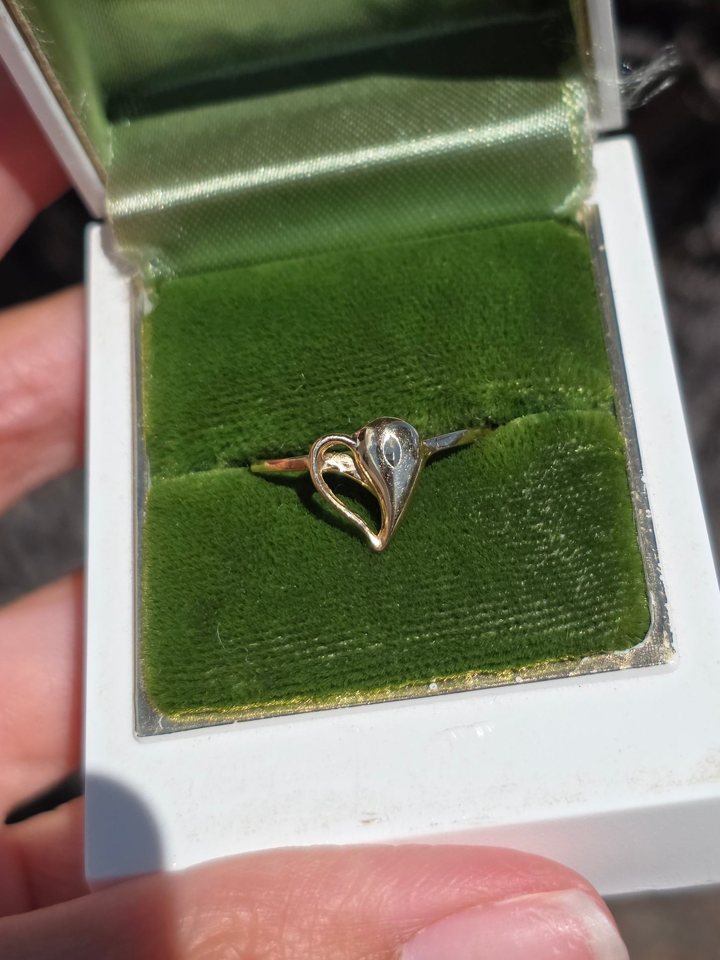 Adorable & Lightweight 14k Gold Dainty Diamond Cut Heart Stacker Ring Size 7.25