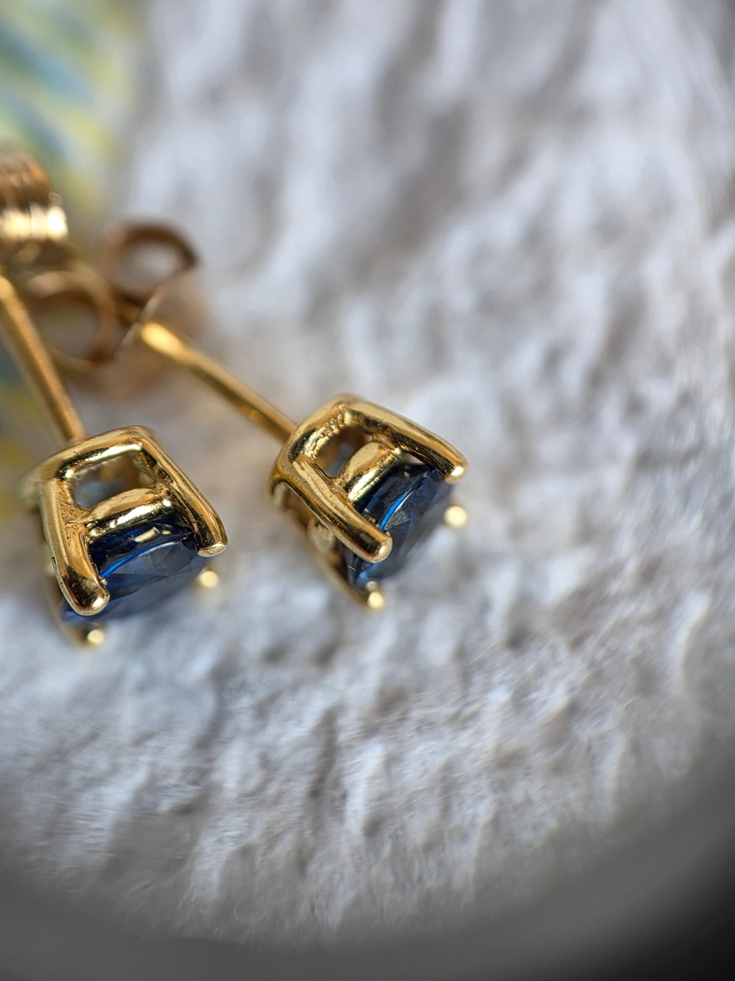Beautiful 18k Gold .90ctw Sapphire Studs Earrings September Birthstone