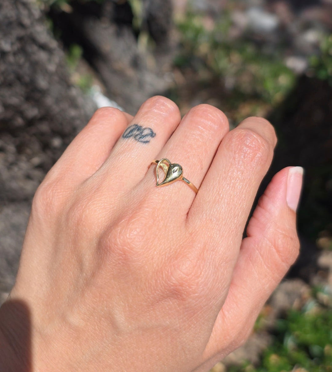 Adorable & Lightweight 14k Gold Dainty Diamond Cut Heart Stacker Ring Size 7.25