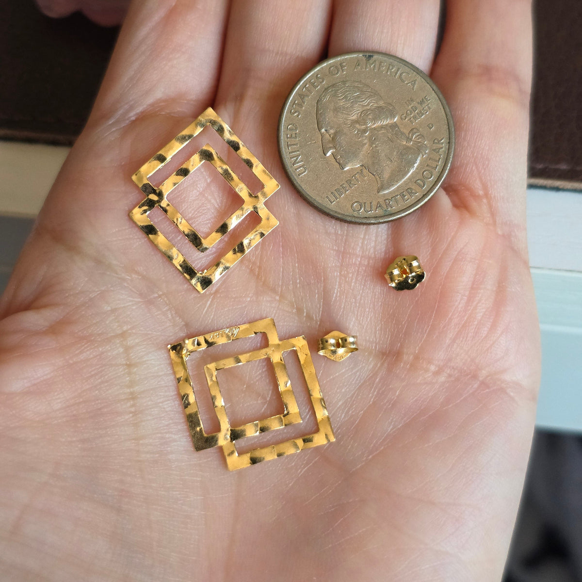 Sparkling Modernist 14k Gold Hammered Interlocking Double Square Stud Statement Earrings