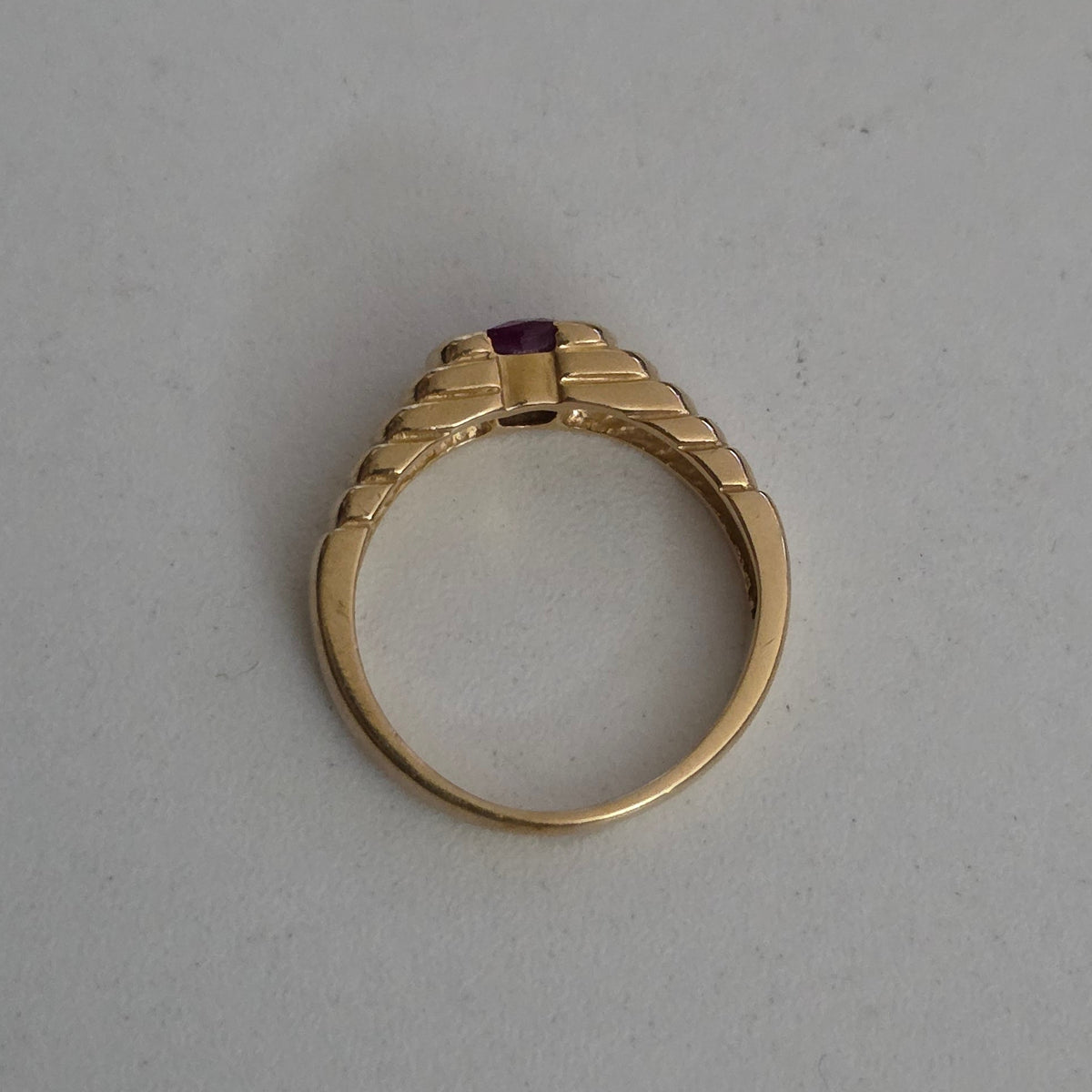 Gorgeous 14k Gold Ribbed Flush Set Ruby Ring Size 6