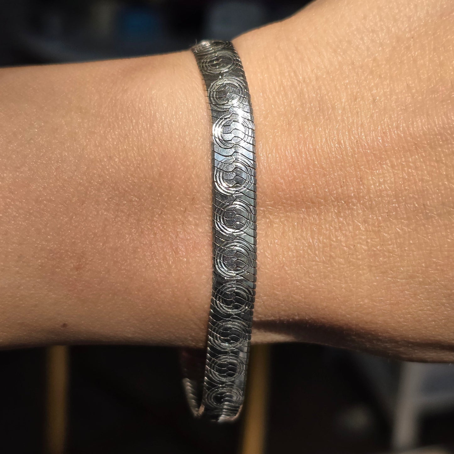 Solid Sterling Silver Circle Pattern 7mm Herringbone Bracelet 6.75"