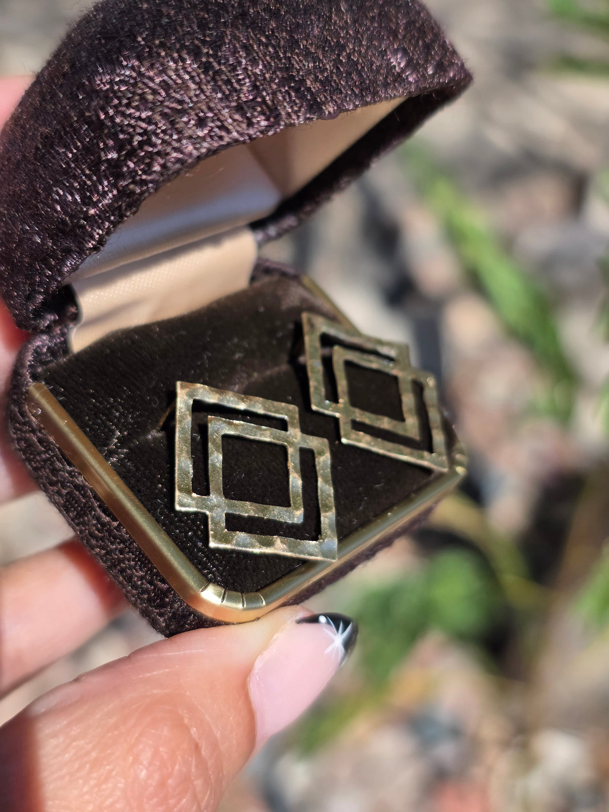 Sparkling Modernist 14k Gold Hammered Interlocking Double Square Stud Statement Earrings