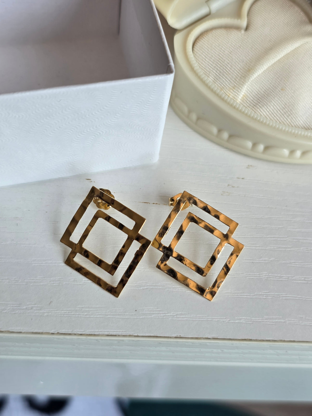 Sparkling Modernist 14k Gold Hammered Interlocking Double Square Stud Statement Earrings