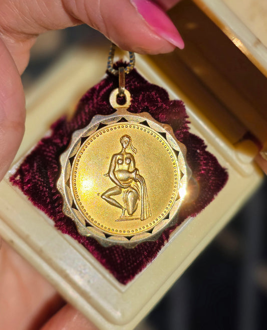 Gorgeous 18k Gold Vintage Aquarius Round Medallion Pendant 1.2" (NO CHAIN)
