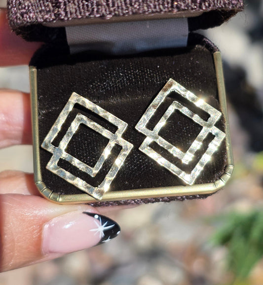 Sparkling Modernist 14k Gold Hammered Interlocking Double Square Stud Statement Earrings