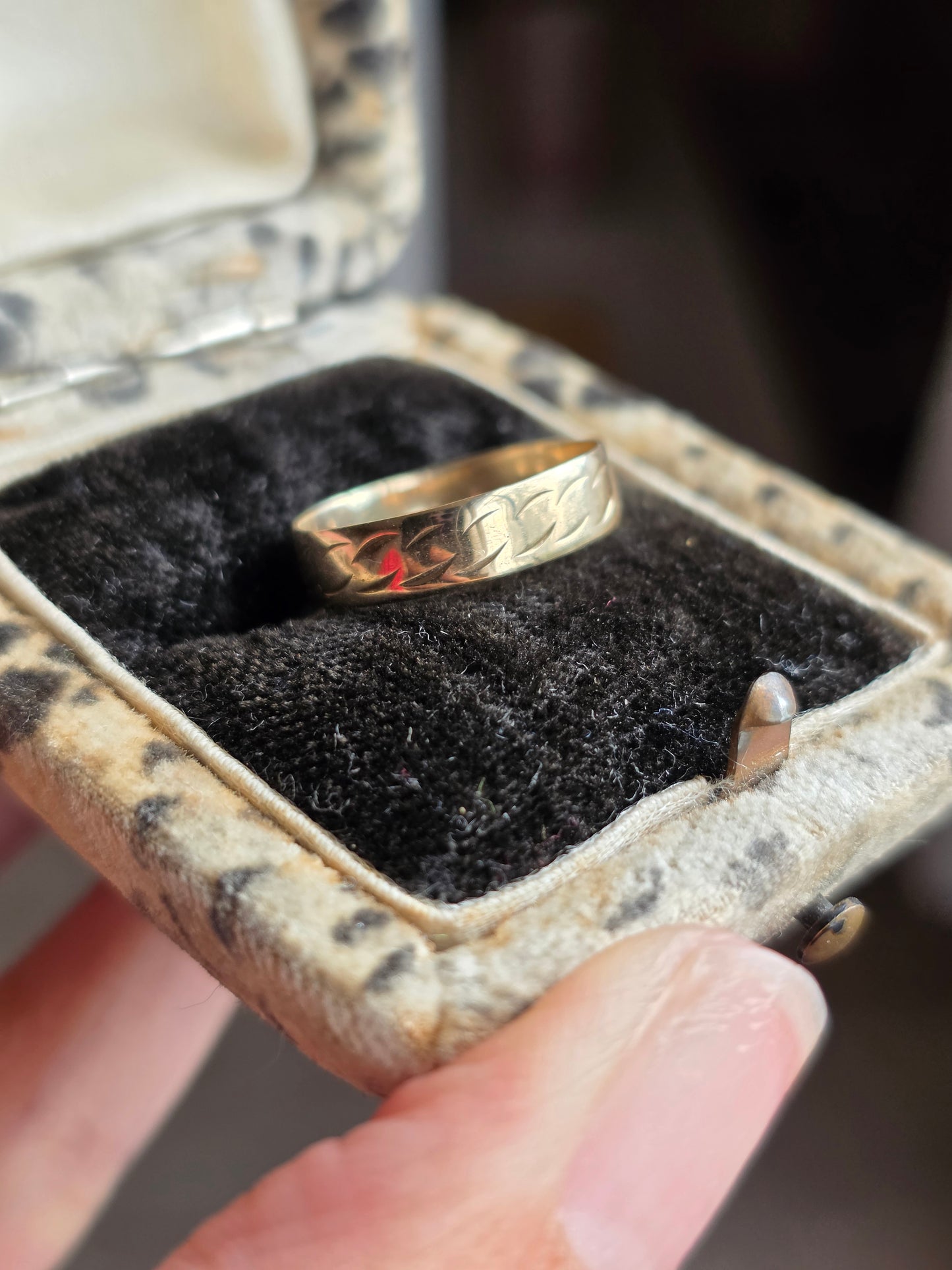 Pretty Textured 10k Gold Band Ring Size 5.25