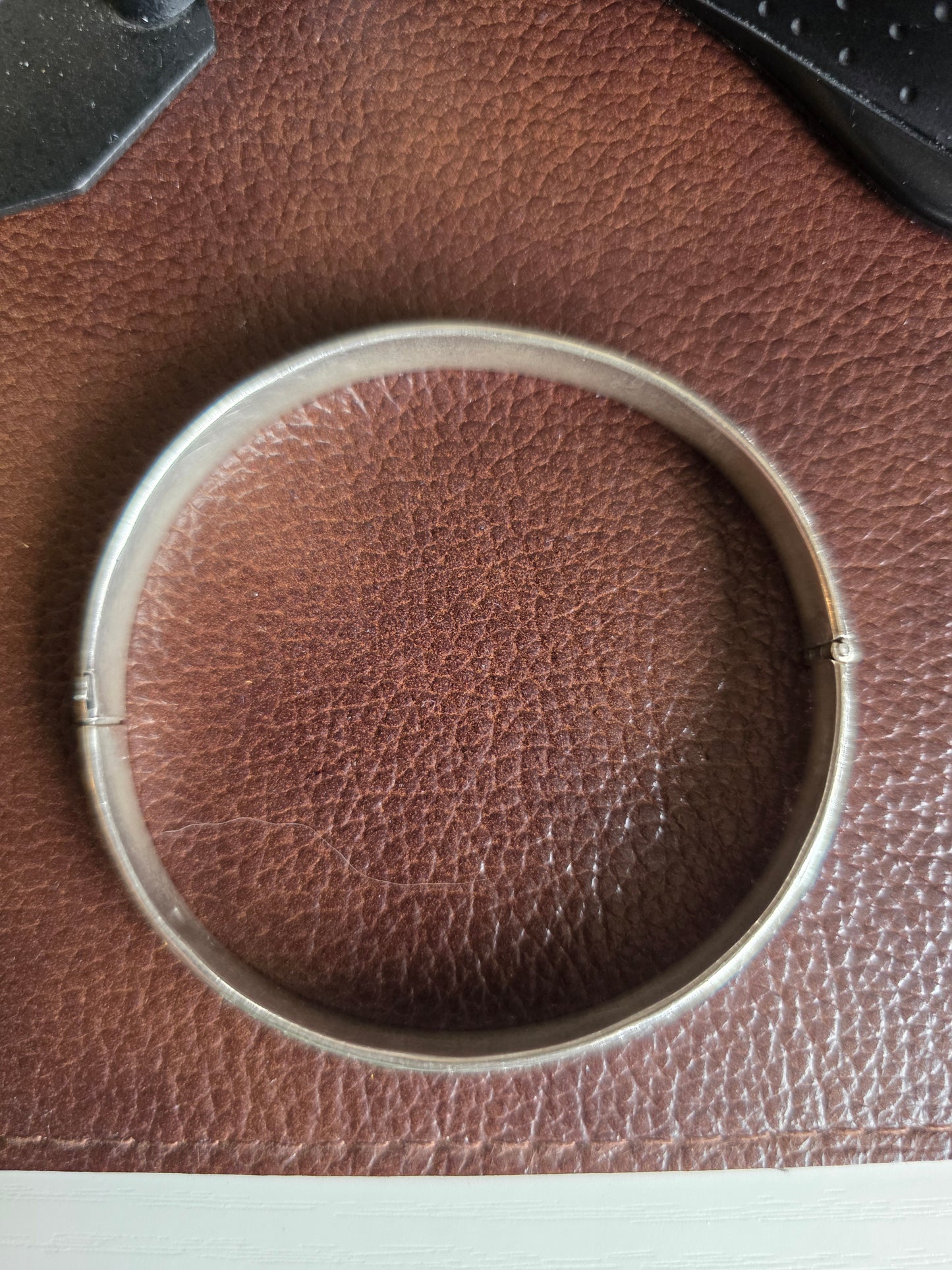 Beautiful Vintage Etched Hearts Matte Finish Hinged Sterling Silver Bangle Bracelet 7"