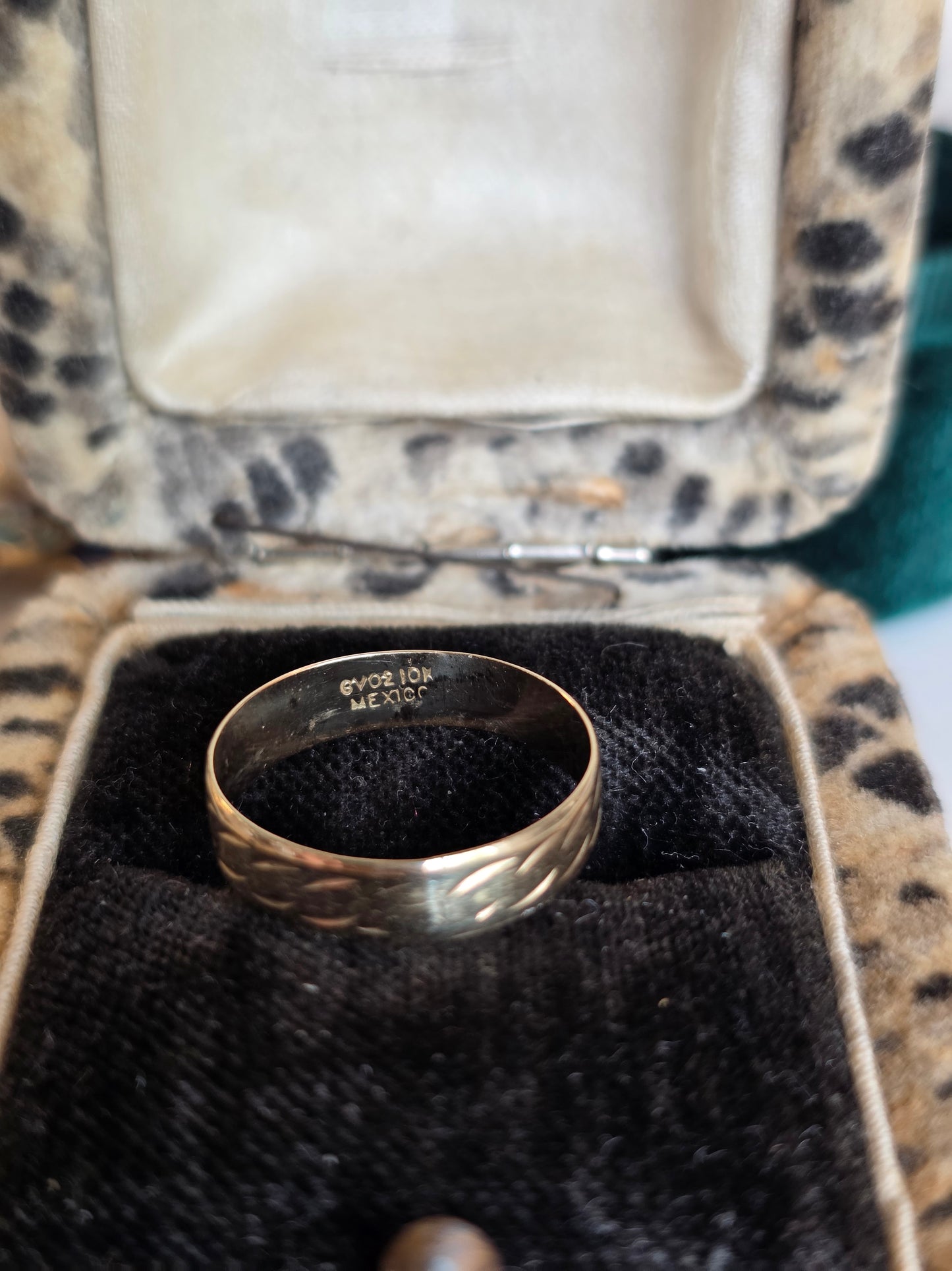 Pretty Textured 10k Gold Band Ring Size 5.25