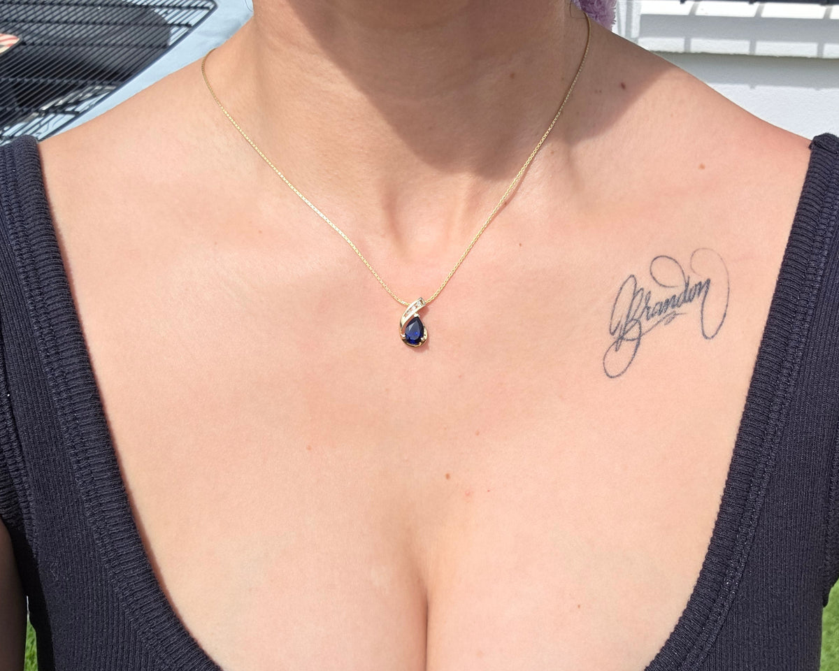 Lovely 10k Gold Midnight Blue 1.90TCW Sapphire & Diamond Pendant