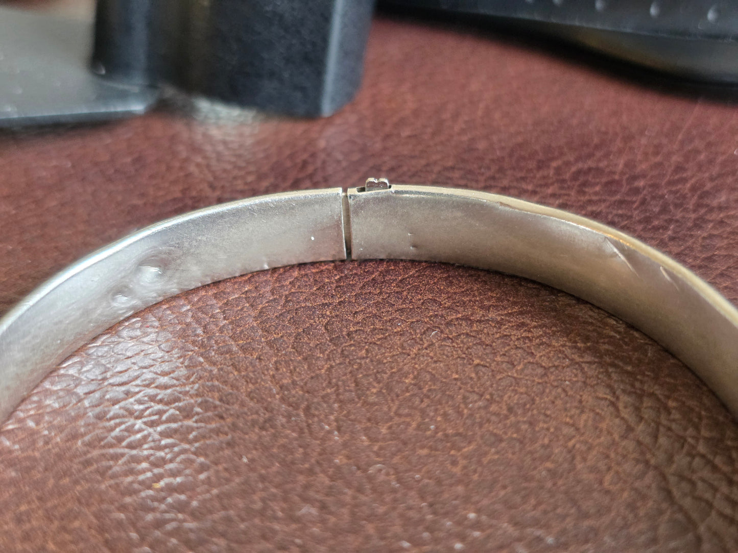 Beautiful Vintage Etched Hearts Matte Finish Hinged Sterling Silver Bangle Bracelet 7"