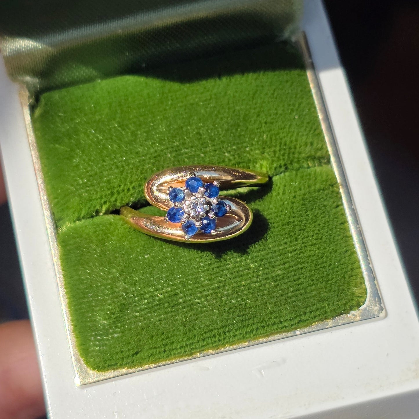 Beautiful 14k Gold  Sapphire & Diamond Flower Ring Size 6.25