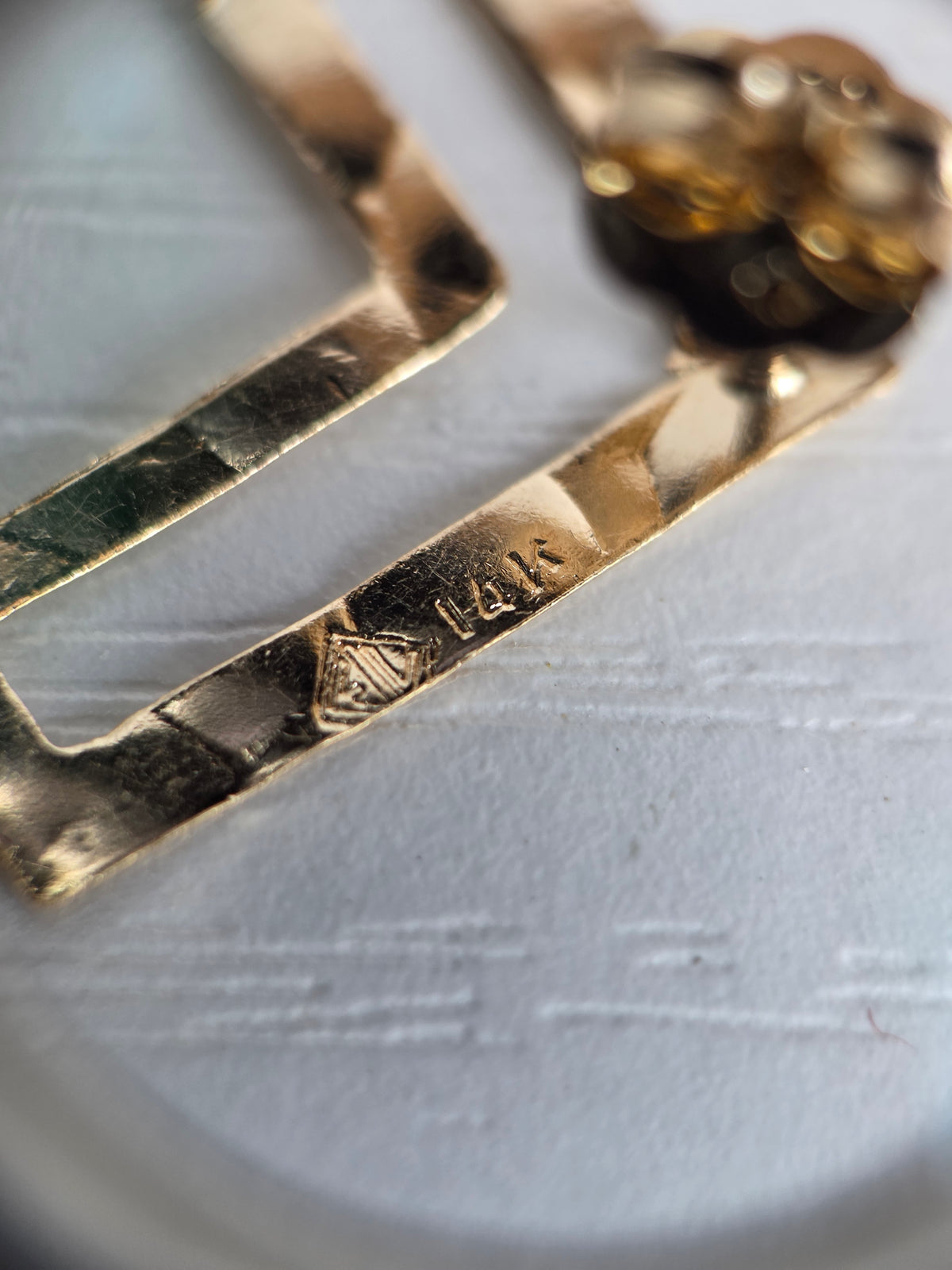 Sparkling Modernist 14k Gold Hammered Interlocking Double Square Stud Statement Earrings