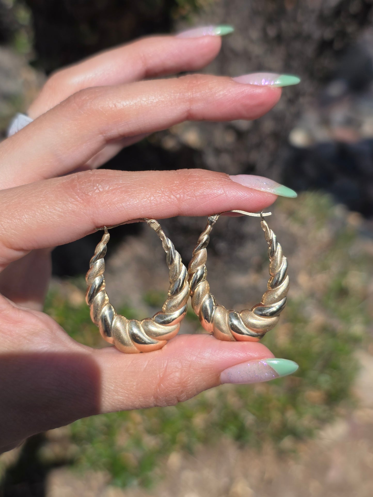 Pretty 10k Gold Hollow Shrimp / Croissant Elongated Oval Hoops Earrings