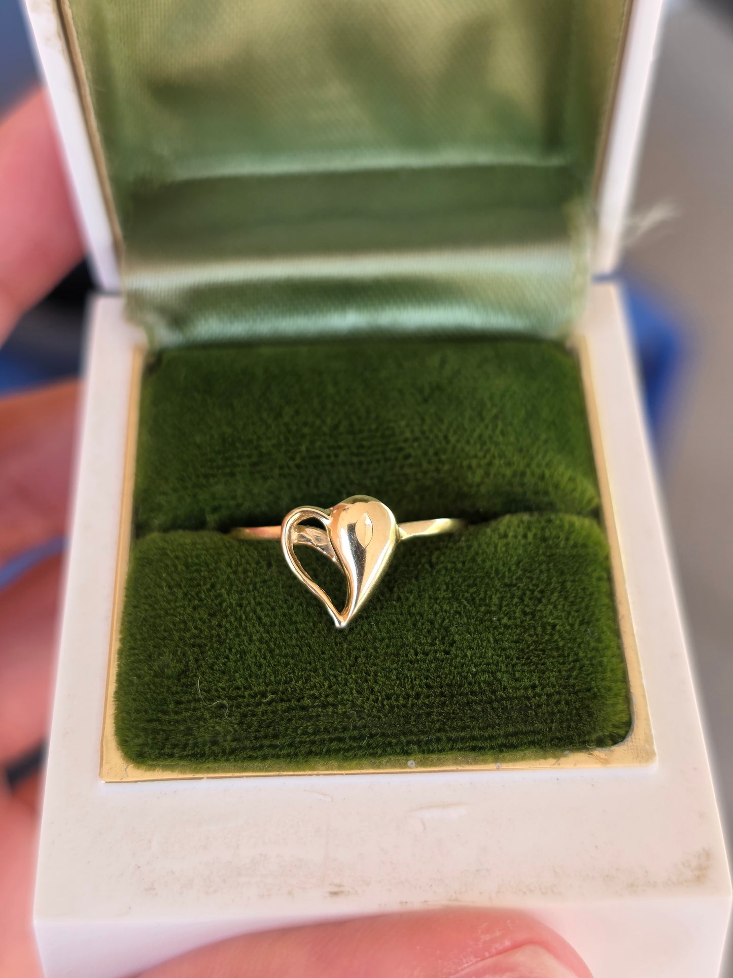 Adorable & Lightweight 14k Gold Dainty Diamond Cut Heart Stacker Ring Size 7.25