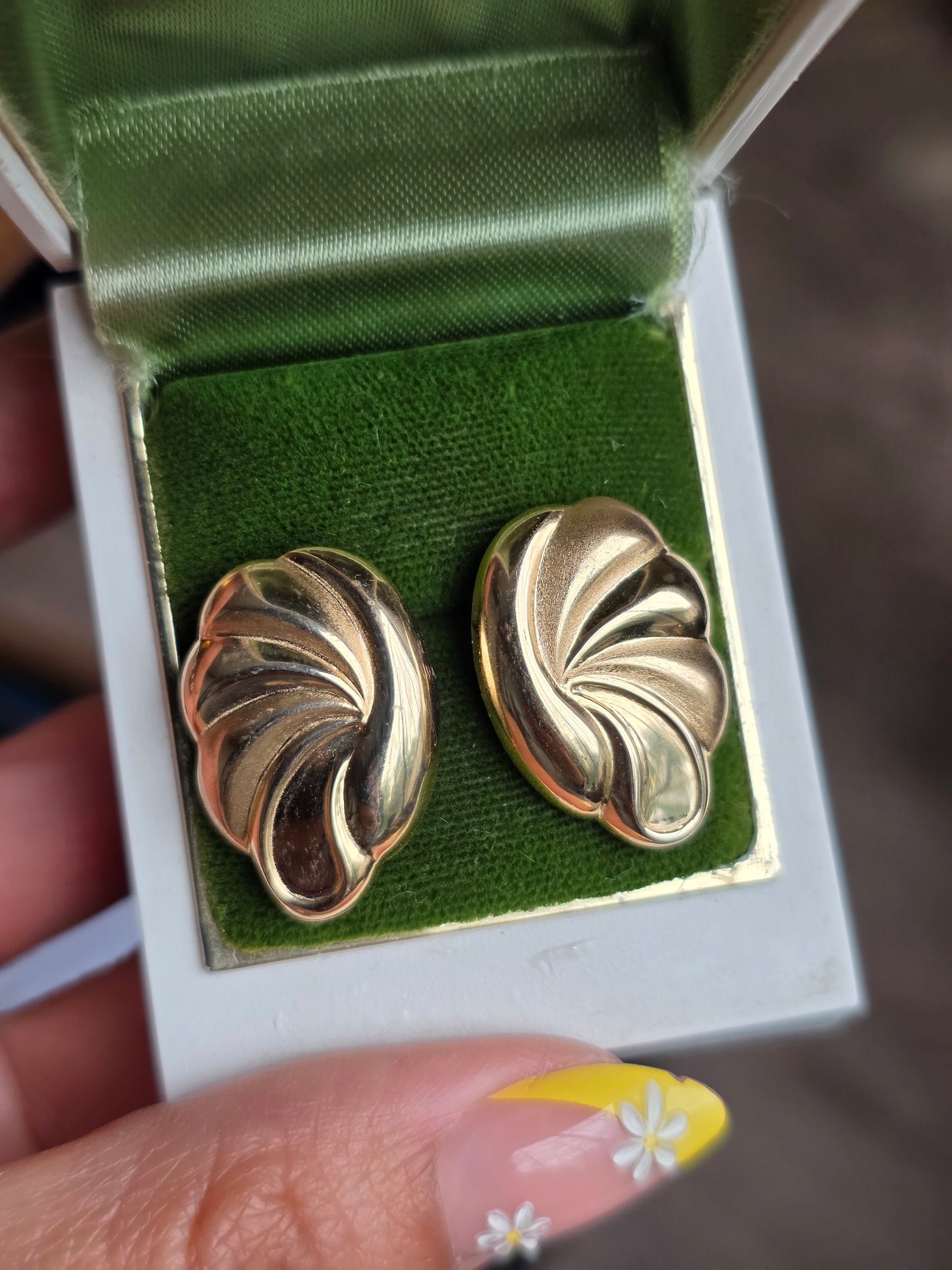 14k Gold Pretty Vintage "Wing" Style Hollow Swirl Large Statement Post Earrings