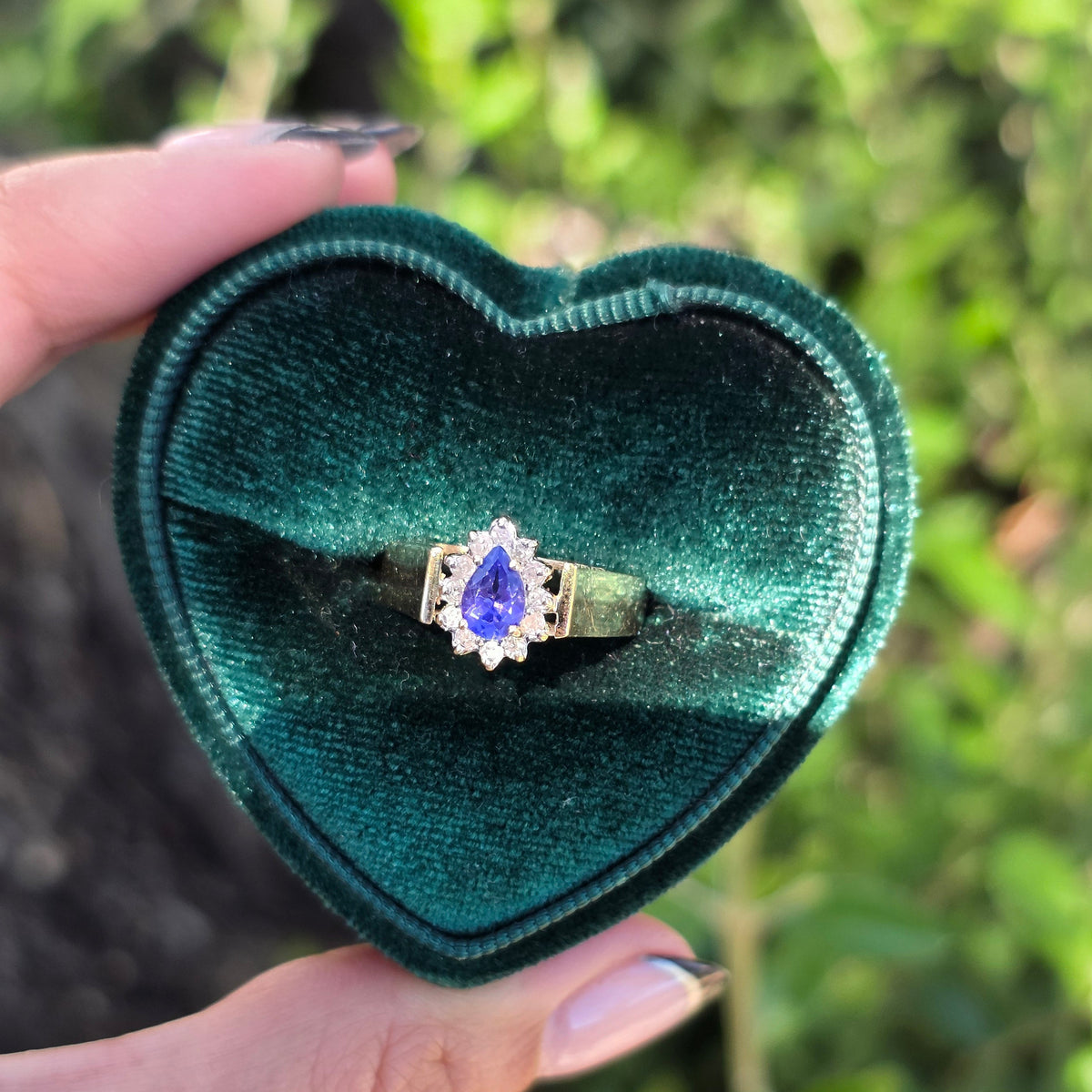 Beautiful 14k Gold Tanzanite and Diamond Halo Statement Ring Size 7
