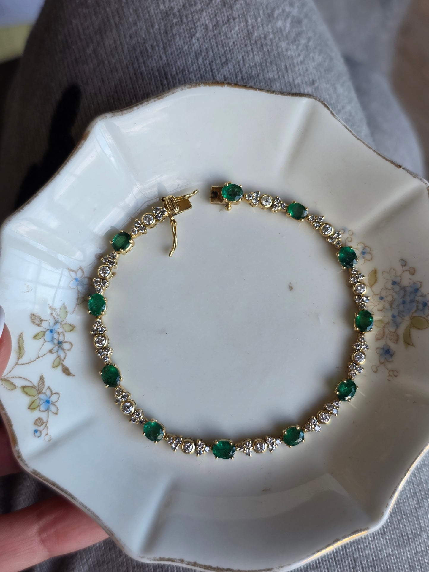 Gorgeous 18k Gold 4.85TCW Emerald Diamond Tennis Bracelet 7"