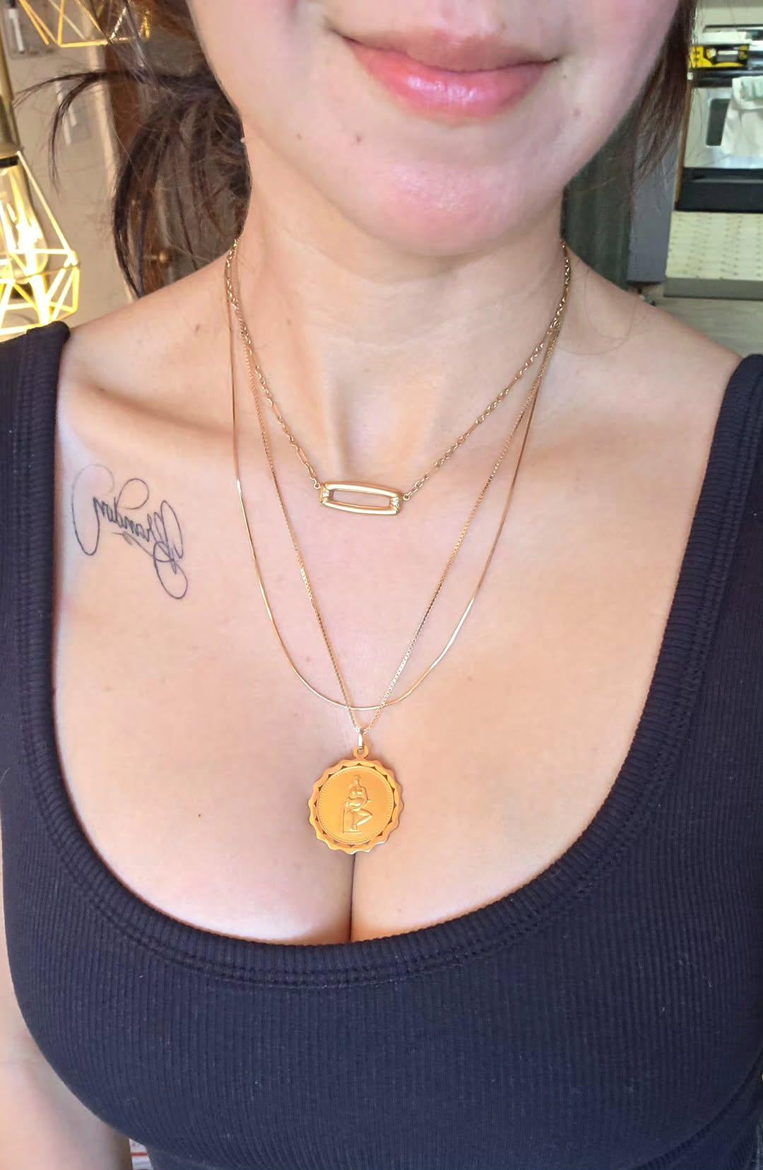 Gorgeous 18k Gold Vintage Aquarius Round Medallion Pendant 1.2" (NO CHAIN)