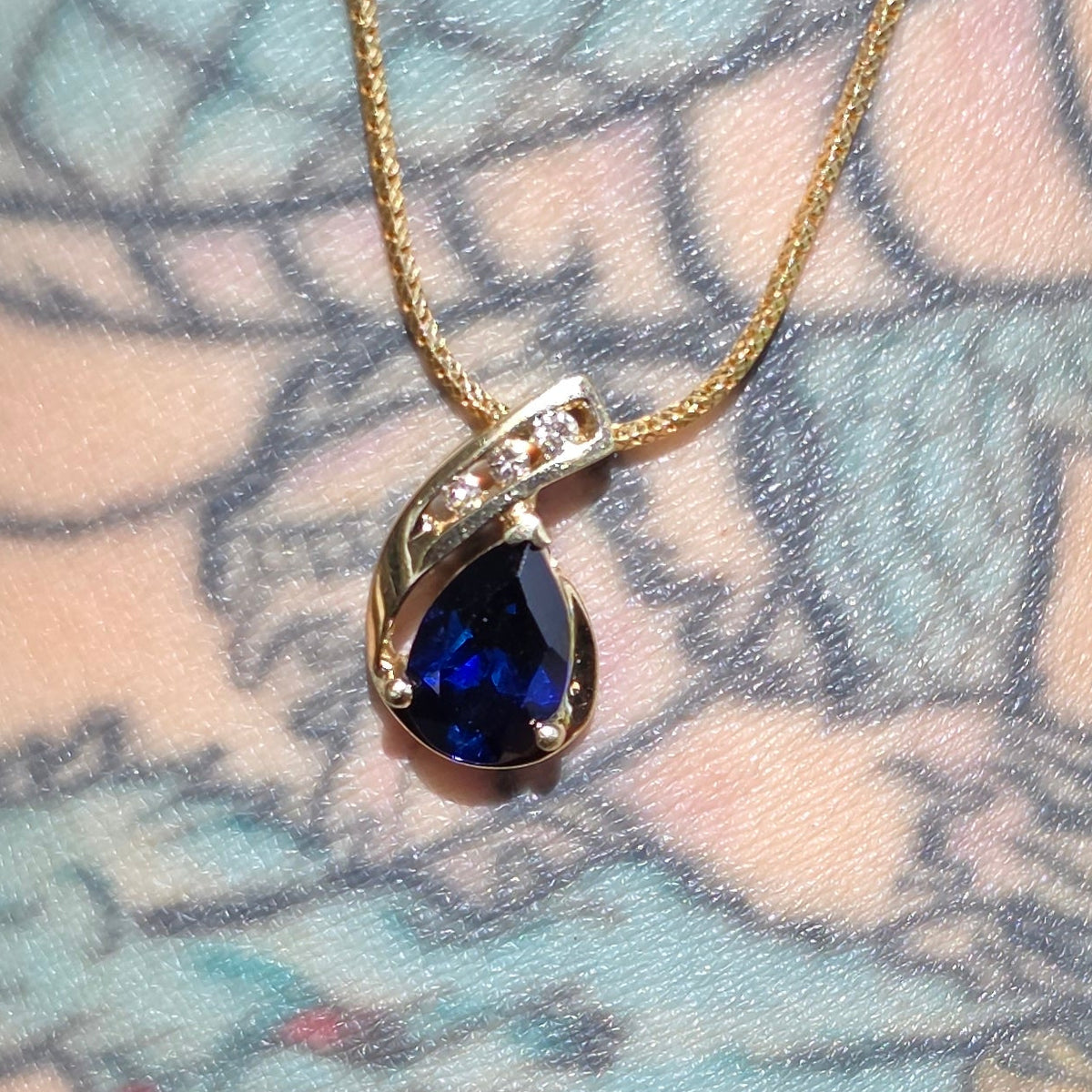 Lovely 10k Gold Midnight Blue 1.90TCW Sapphire & Diamond Pendant
