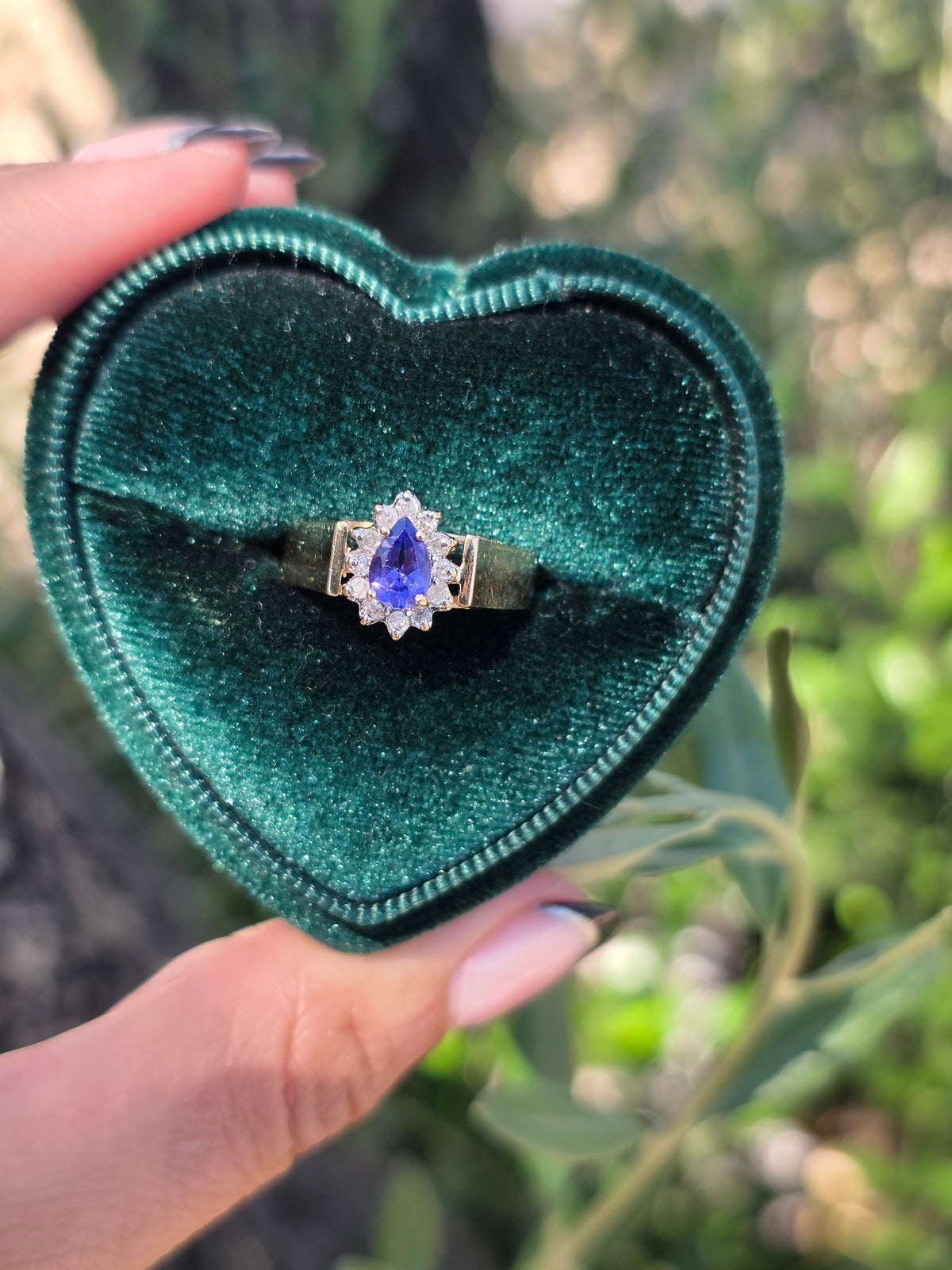 Beautiful 14k Gold Tanzanite and Diamond Halo Statement Ring Size 7
