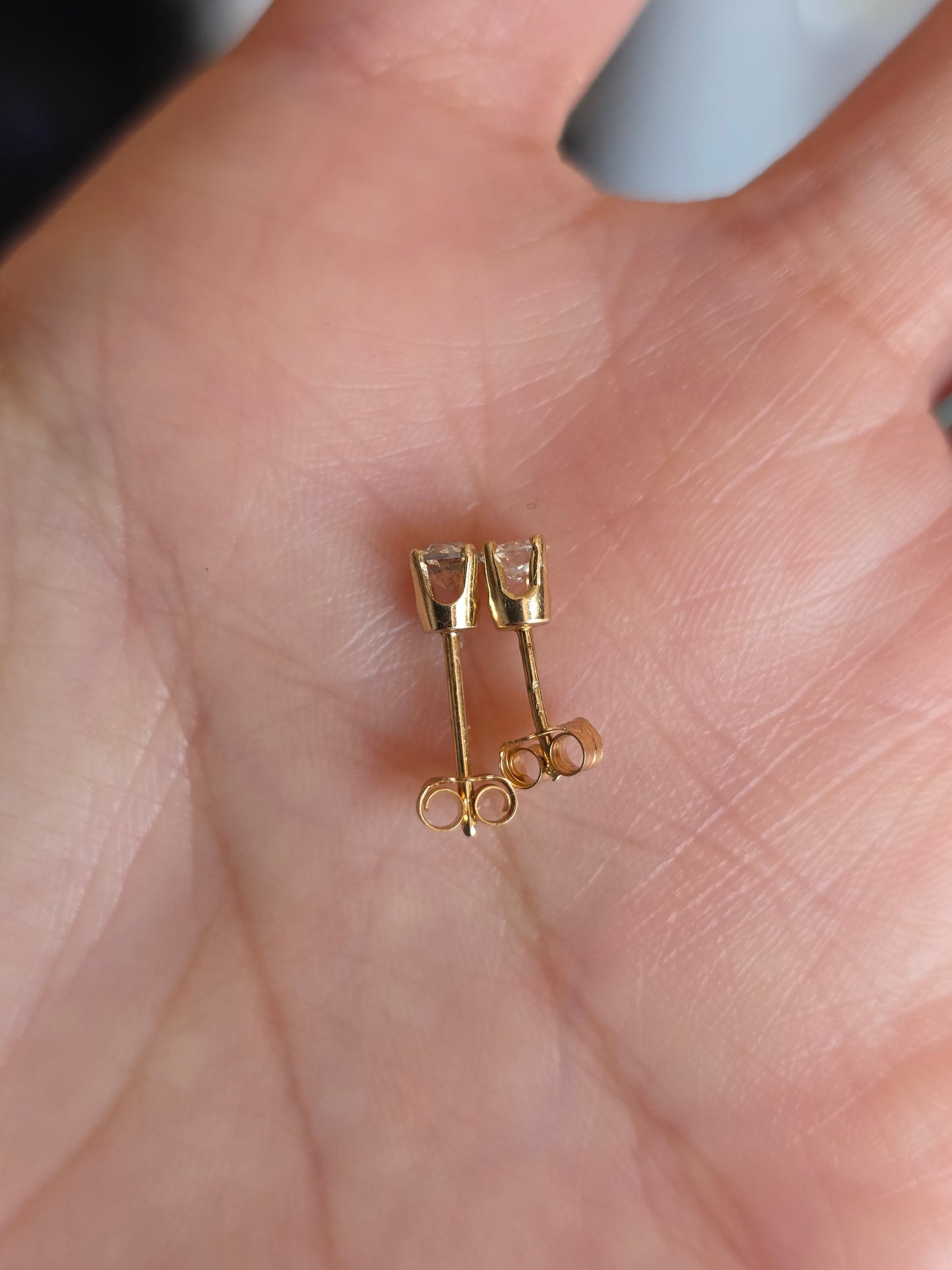 Classic 14k Gold .25CTW Round Diamond Studs Mismatched Earrings