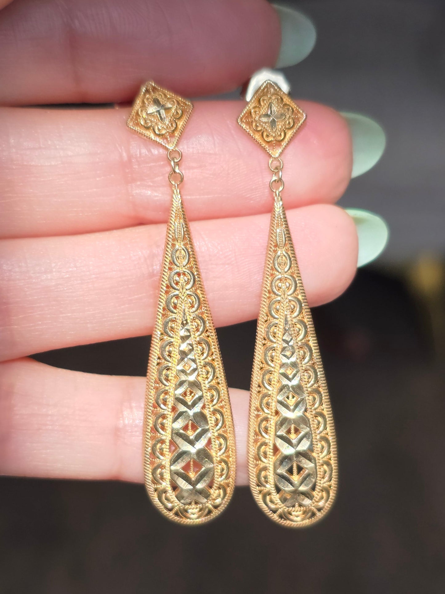 Beautiful 10K Gold Intricate Lace Filigree Elongated Teardrop Dangle Earrings