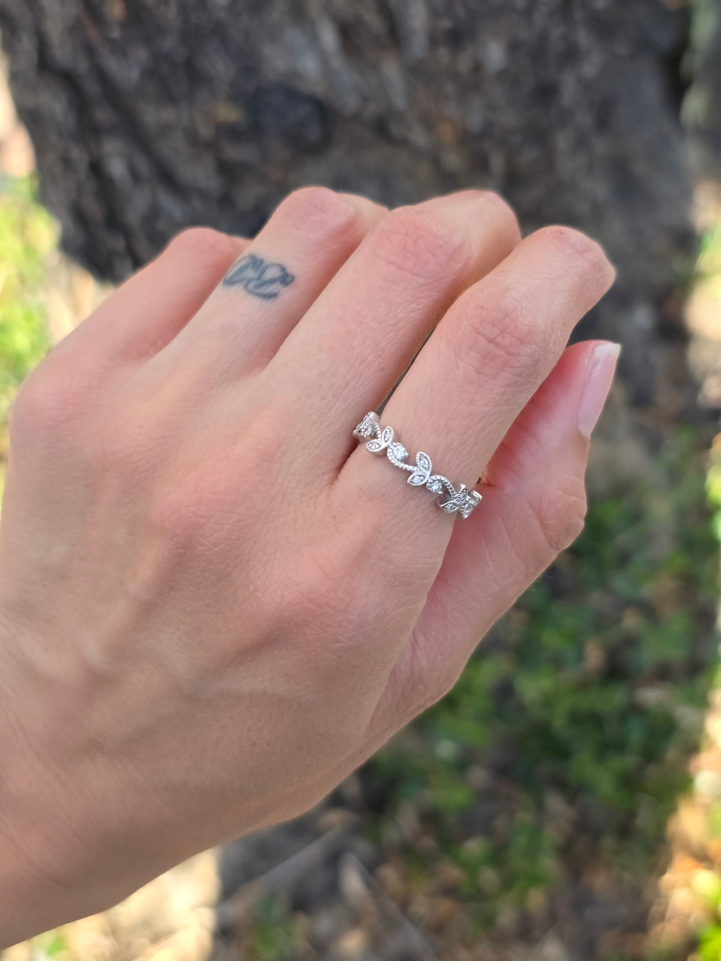 Beautiful Vintage 10k White Gold Diamond Leaf Motif Half Eternity Band Ring Size 5.5