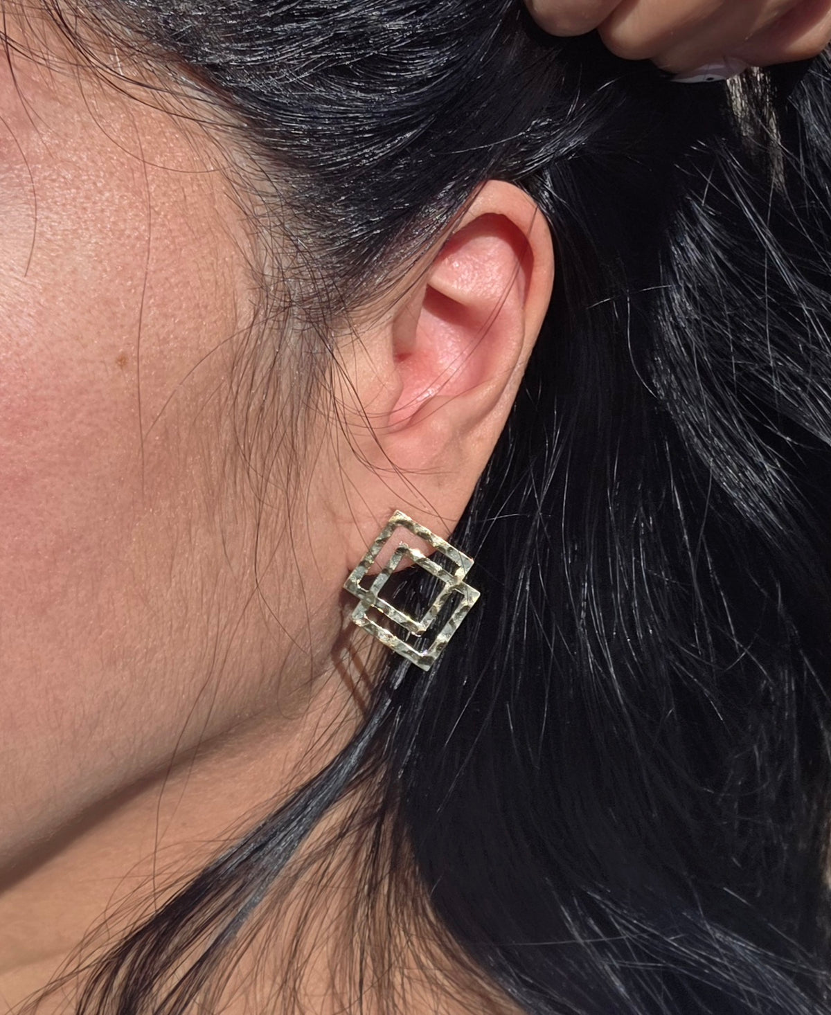 Sparkling Modernist 14k Gold Hammered Interlocking Double Square Stud Statement Earrings