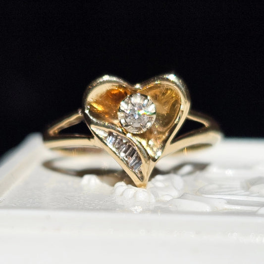 Adorable 10k Gold Diamond Heart Fashion Ring Size 5