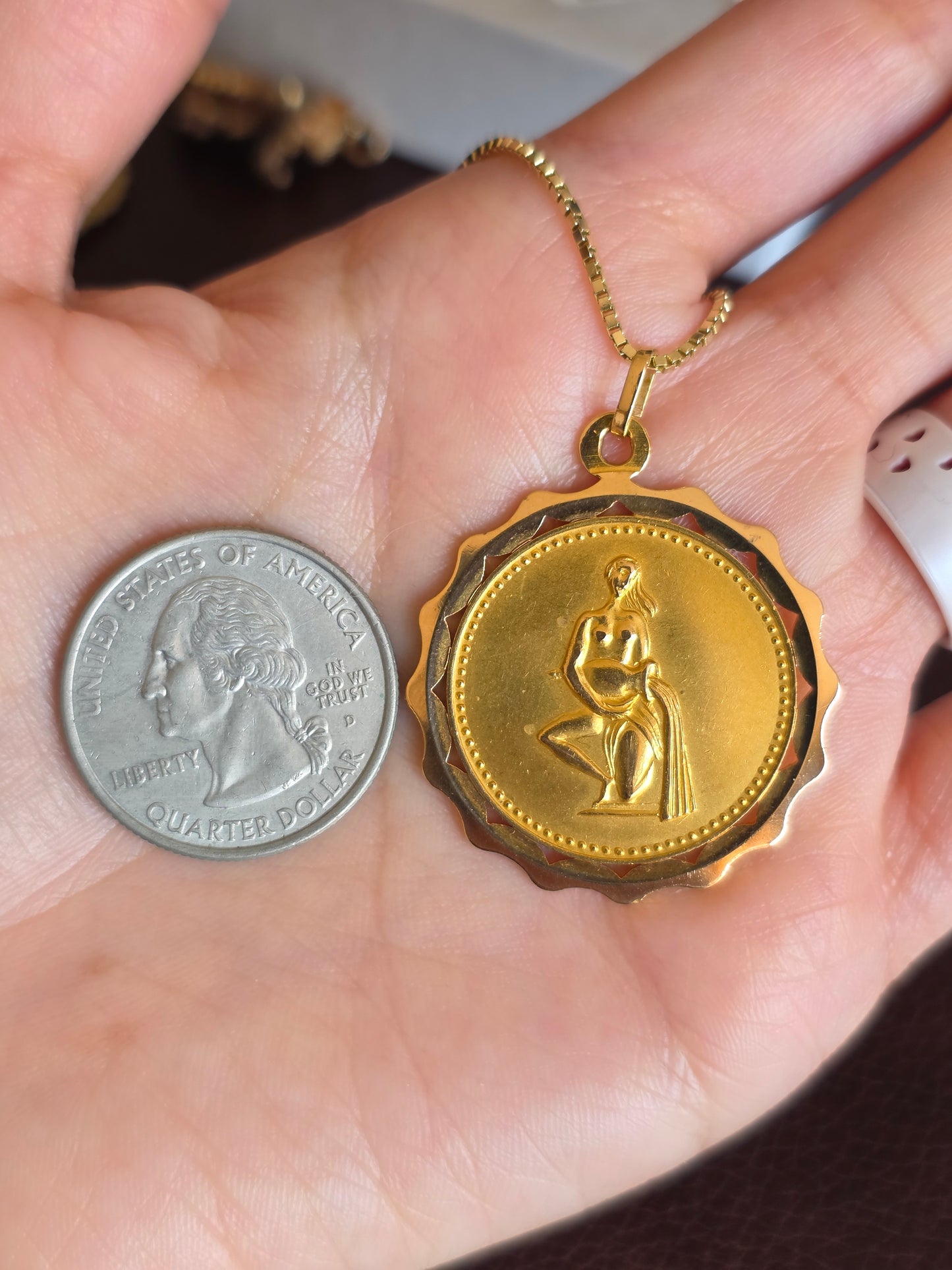 Gorgeous 18k Gold Vintage Aquarius Round Medallion Pendant 1.2" (NO CHAIN)
