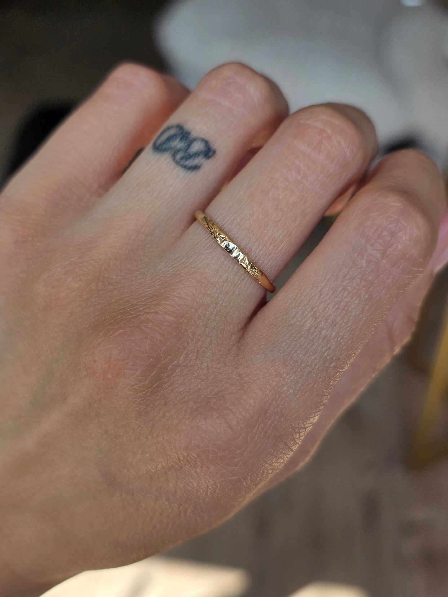 Pretty Vintage 14k Gold Floral Skinny Stacker Band Ring Size 6.25