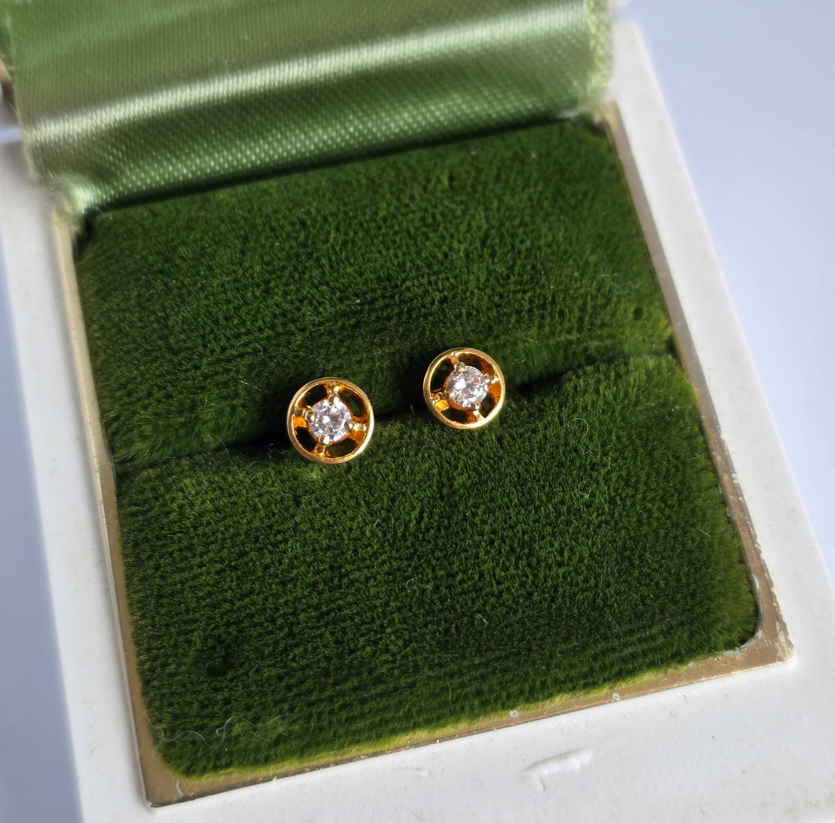 Gorgeous 14k Gold Diamond Dainty Studs Earrings