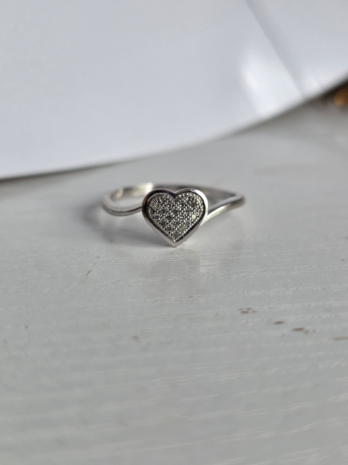 Adorable 10k White Gold Pave Set Diamond Heart Dainty Stacker Ring Size 6.5