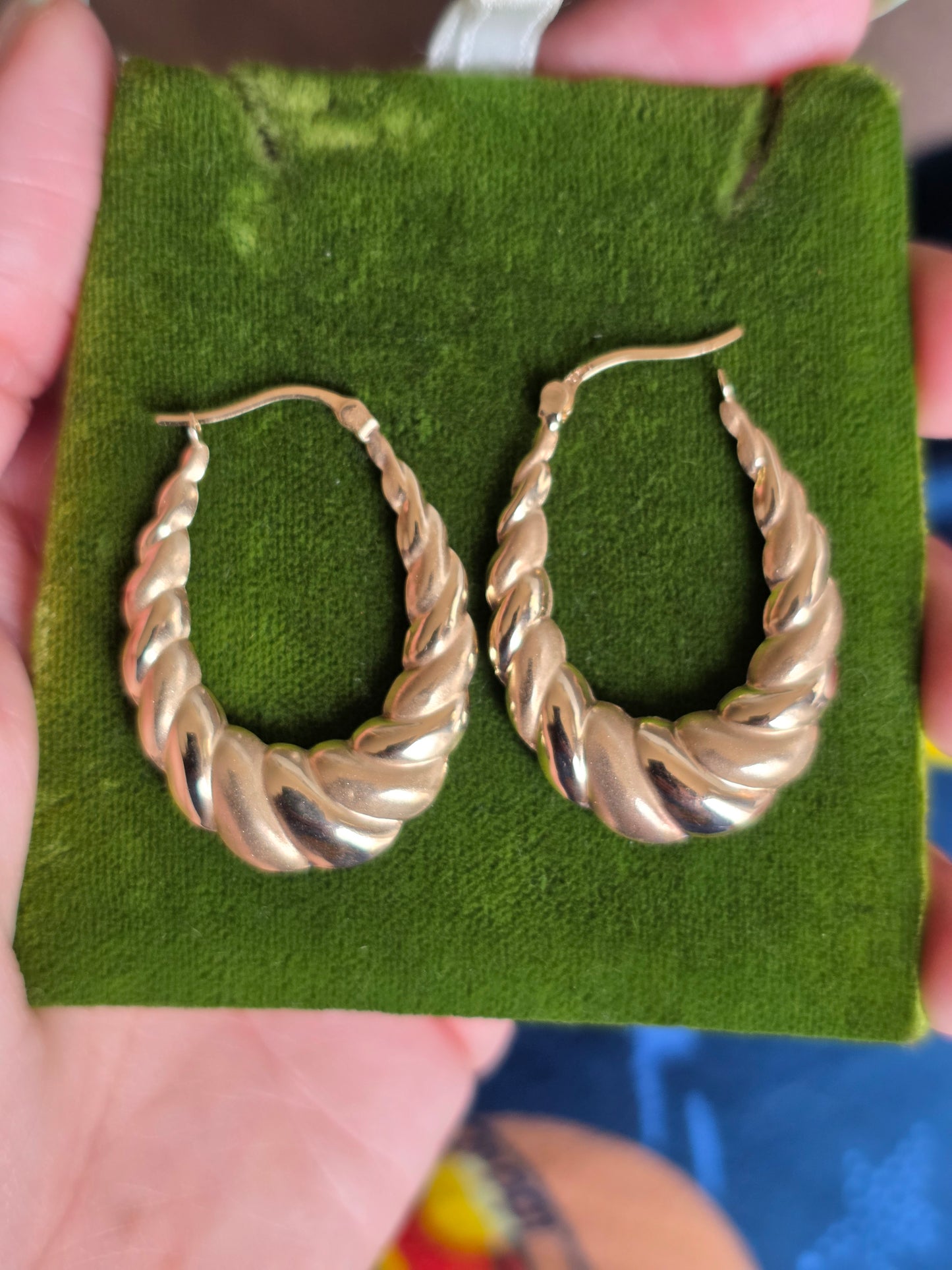 Pretty 10k Gold Hollow Shrimp / Croissant Elongated Oval Hoops Earrings