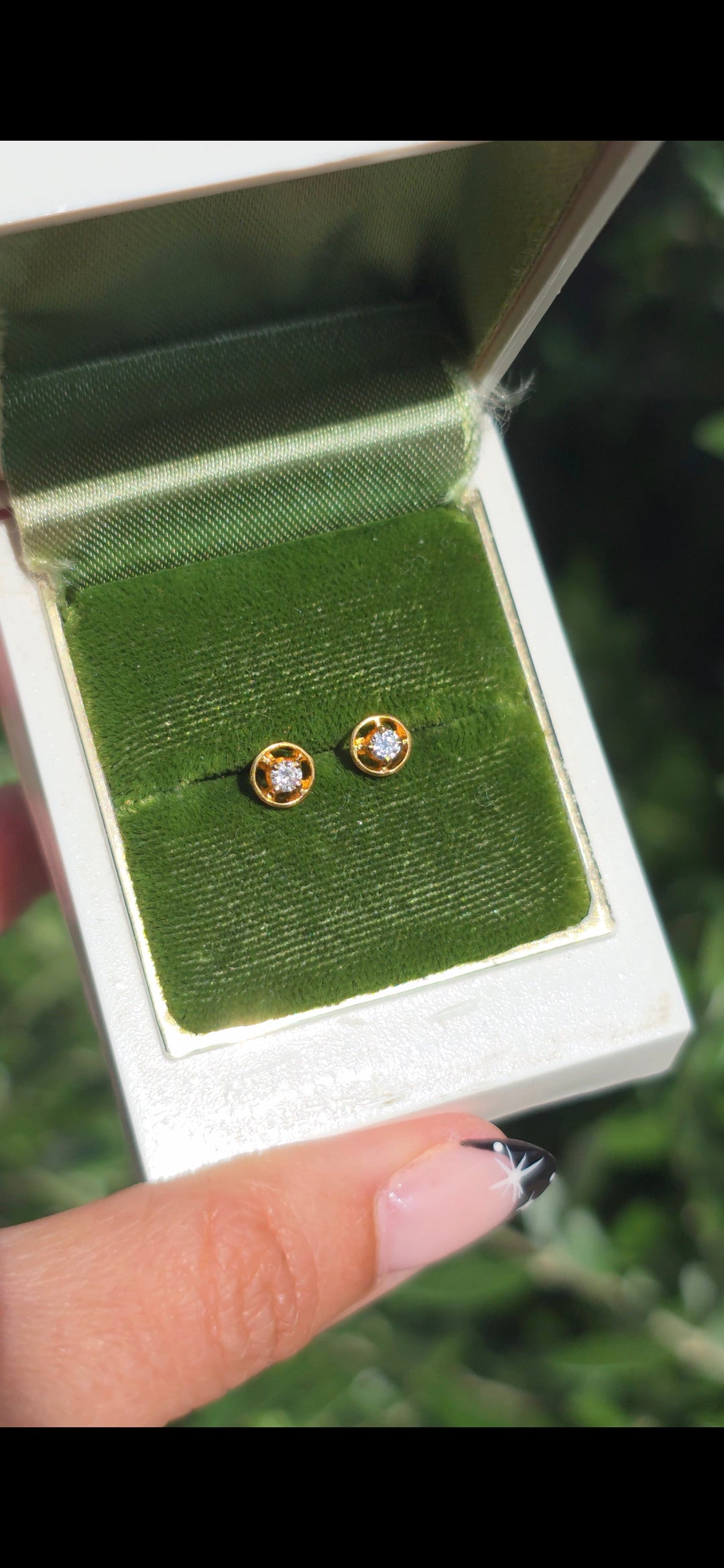 Gorgeous 14k Gold Diamond Dainty Studs Earrings