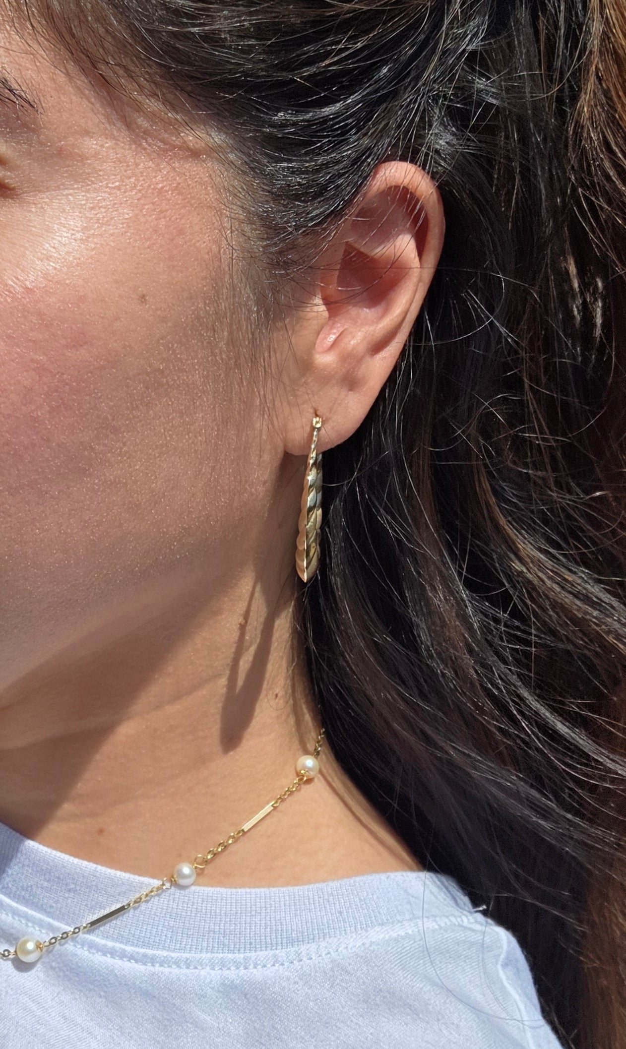 Pretty 10k Gold Hollow Shrimp / Croissant Elongated Oval Hoops Earrings