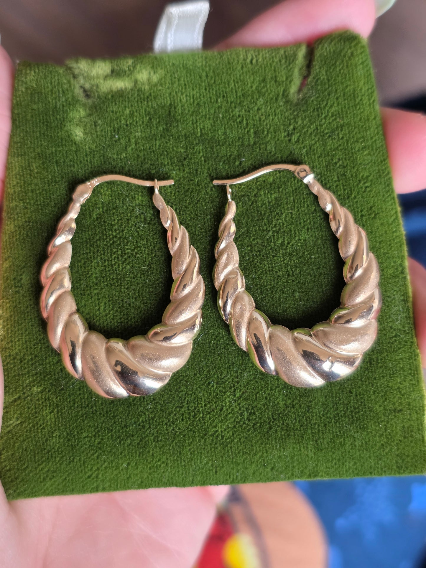 Pretty 10k Gold Hollow Shrimp / Croissant Elongated Oval Hoops Earrings