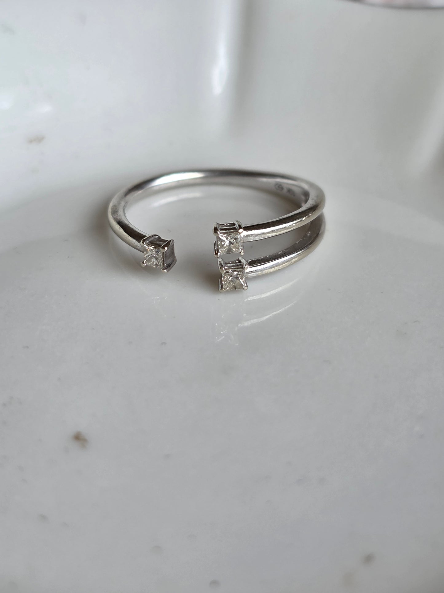 10k White Gold 3 Princess Diamond Open Band Ring Size 7.25