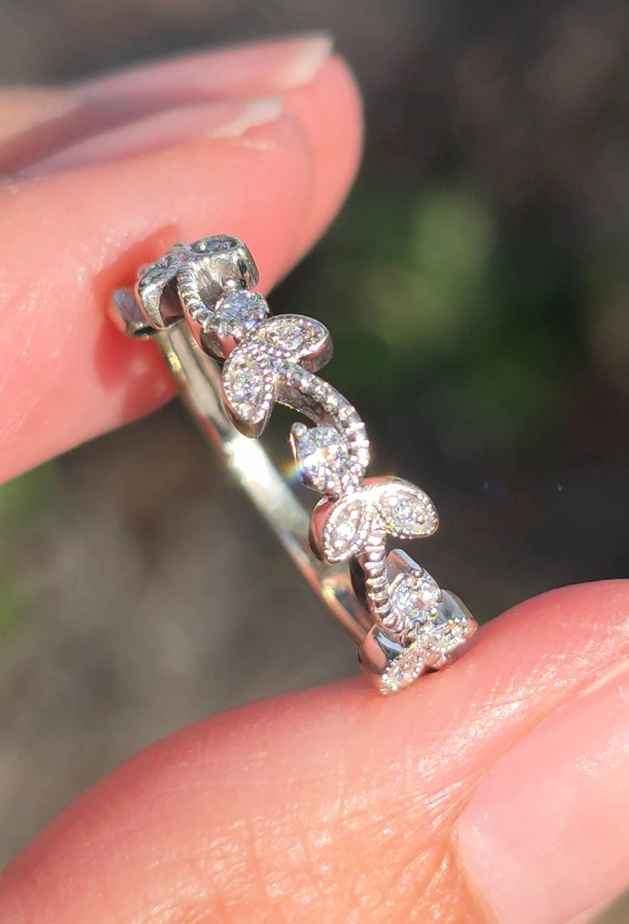 Beautiful Vintage 10k White Gold Diamond Leaf Motif Half Eternity Band Ring Size 5.5
